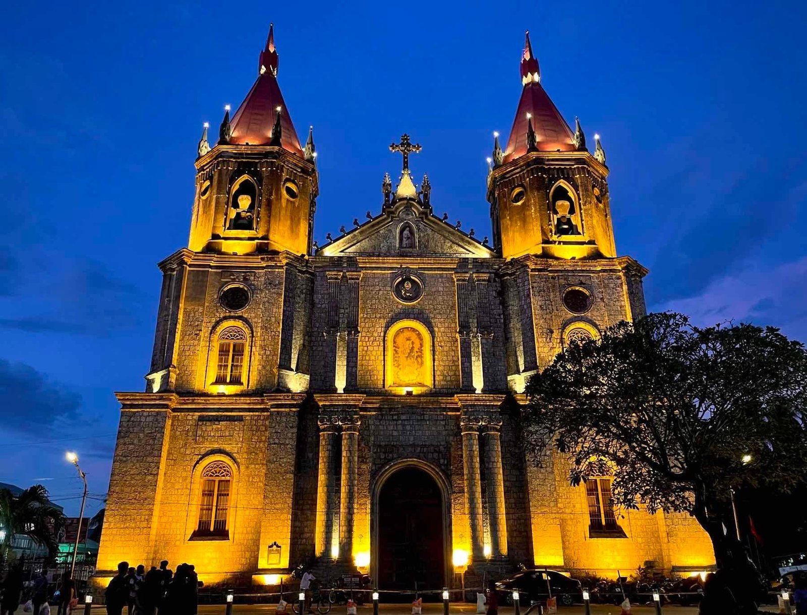 Night view of the illuminated Molo Church in Iloilo, showcasing its stunning Gothic architecture."